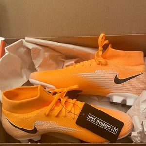 Men’s sized 6.5 / women’s 8 football/ soccer cleats BRAND NEW Superfly 7 pro FG